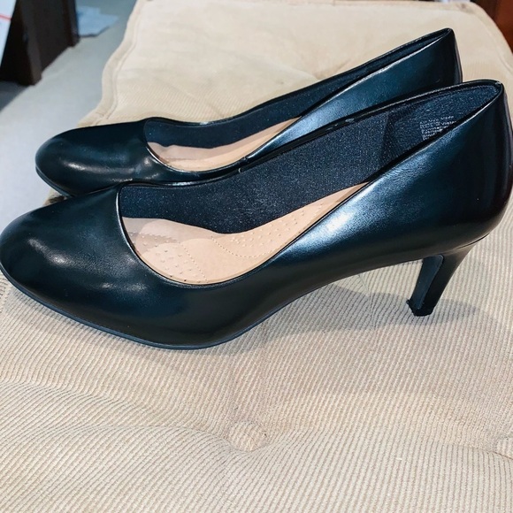 Dexflex Comfort Black Leather Pumps. - Picture 2 of 16